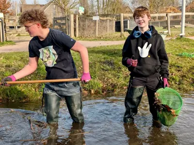 Met zijn allen de handen uit de mouwen tijdens ‘JenaXL Doet’